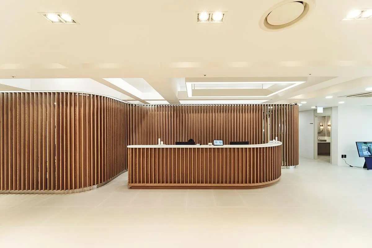 lễ tân Jiwoo Clinic chi nhánh Gangnam