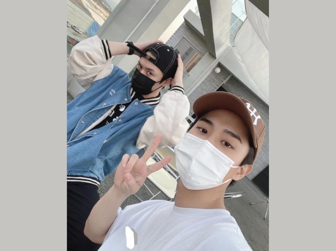 ウッドメロウカフェの美しいルーフトップでの食事の様子。仲間と楽しいひと時を過ごすのにぴったりの場所です。