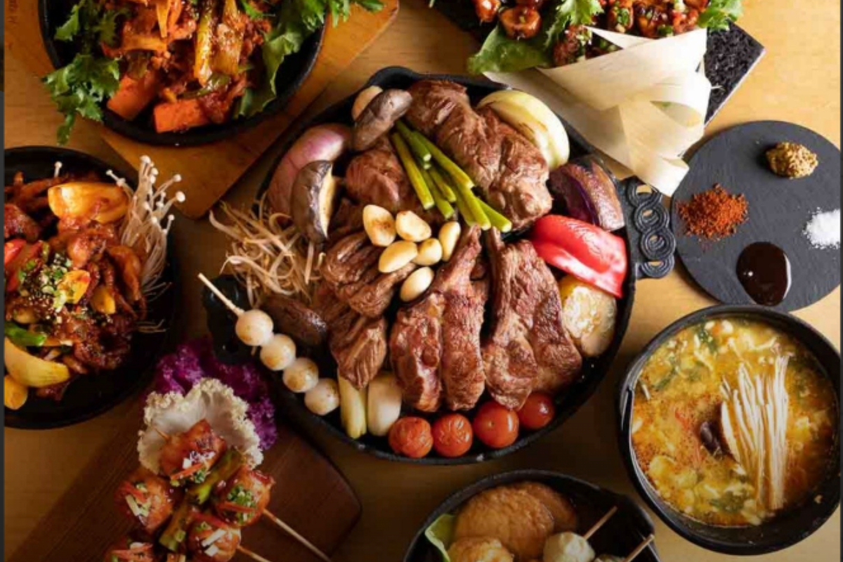 ラム肉専門店で提供される新鮮で美味な料理の一例。豊かな香りと共に味わうことができる一品です。