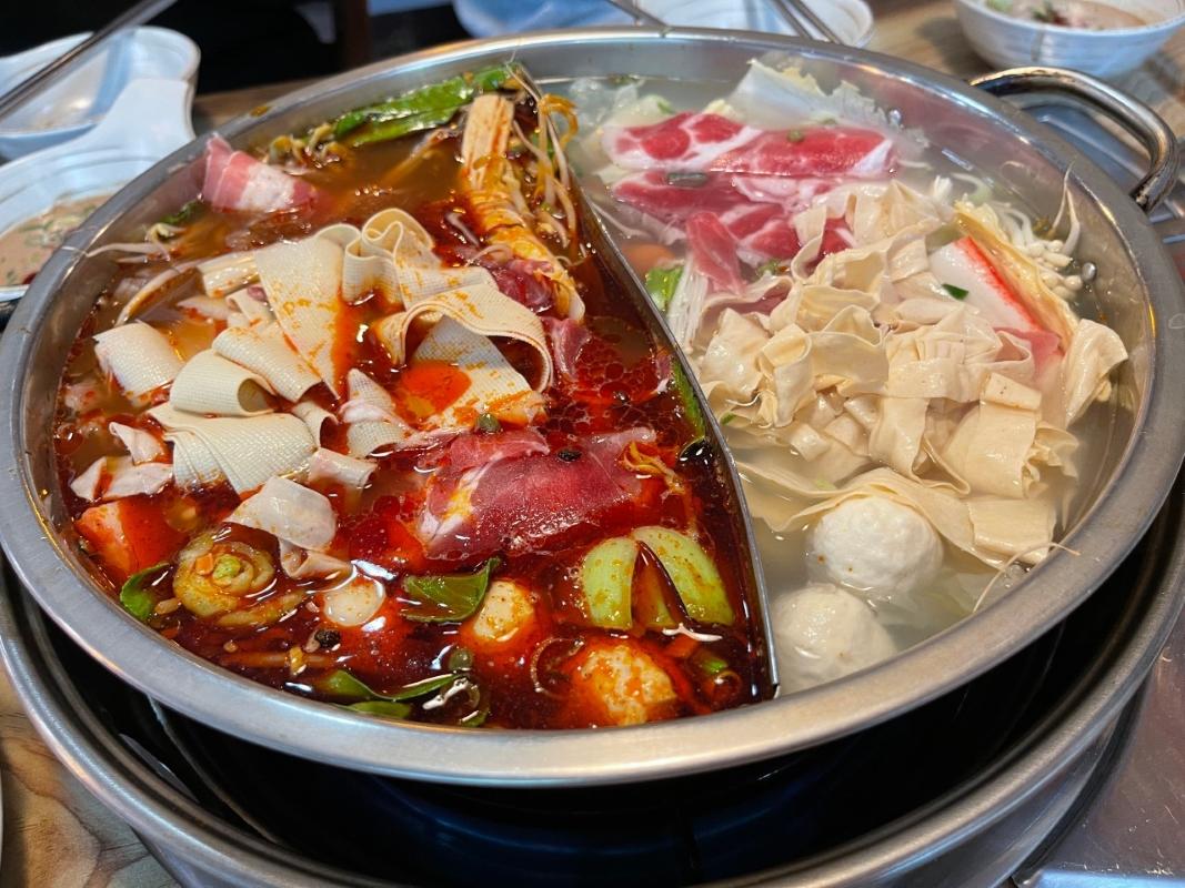 ソウル江南区に位置する中国伝統料理リンリンの外観。JYP会社のそばにあり、ファンや観光客が訪れる人気のスポットです。