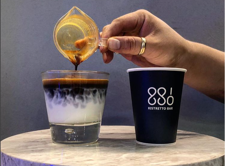 ストリートカフェ、8810 Ristretto Barの店内の様子。専門バリスタによる至高のコーヒー体験が楽しめます。
