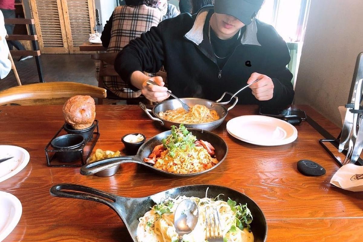 ソウルオリンピック公園近くに位置するA Cut Steak店内の風景。Stray Kidsのメンバーたちが頻繁に訪れることでも知られています。