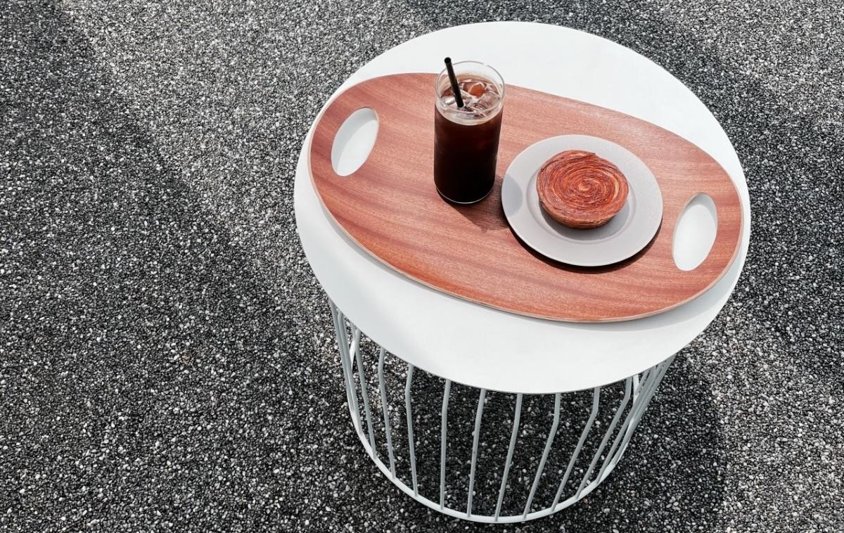 ウッドメロウカフェでのルーフトップ席の眺め。自然に囲まれた環境で、食事やドリンクを味わうのに最適です。