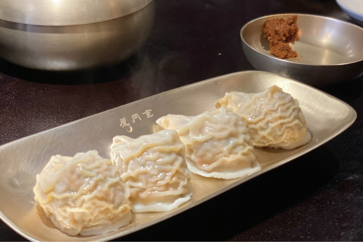 Set ăn với kimchi mandu và súp nóng tại nhà hàng Okdongsik, Seoul.