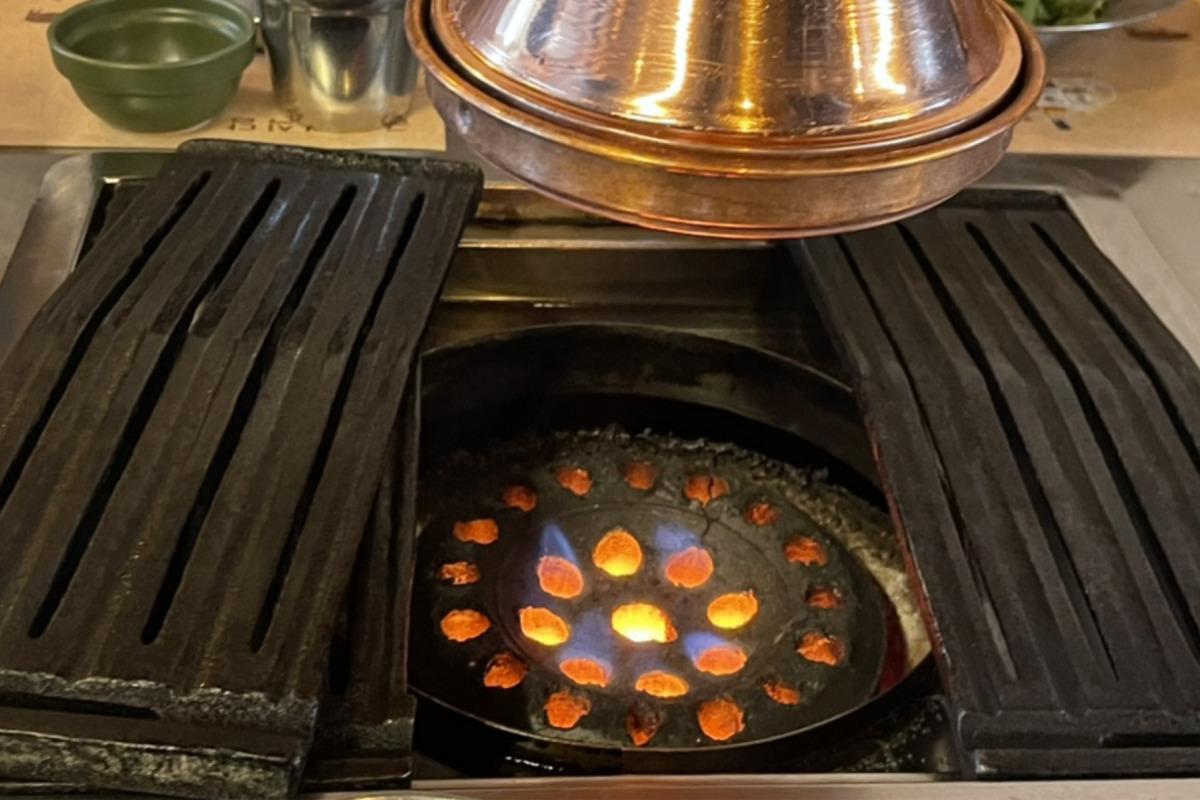 Thịt ba chỉ nướng hấp dẫn trên vỉ tại Geumdwaeji Sikdang ở Seoul.