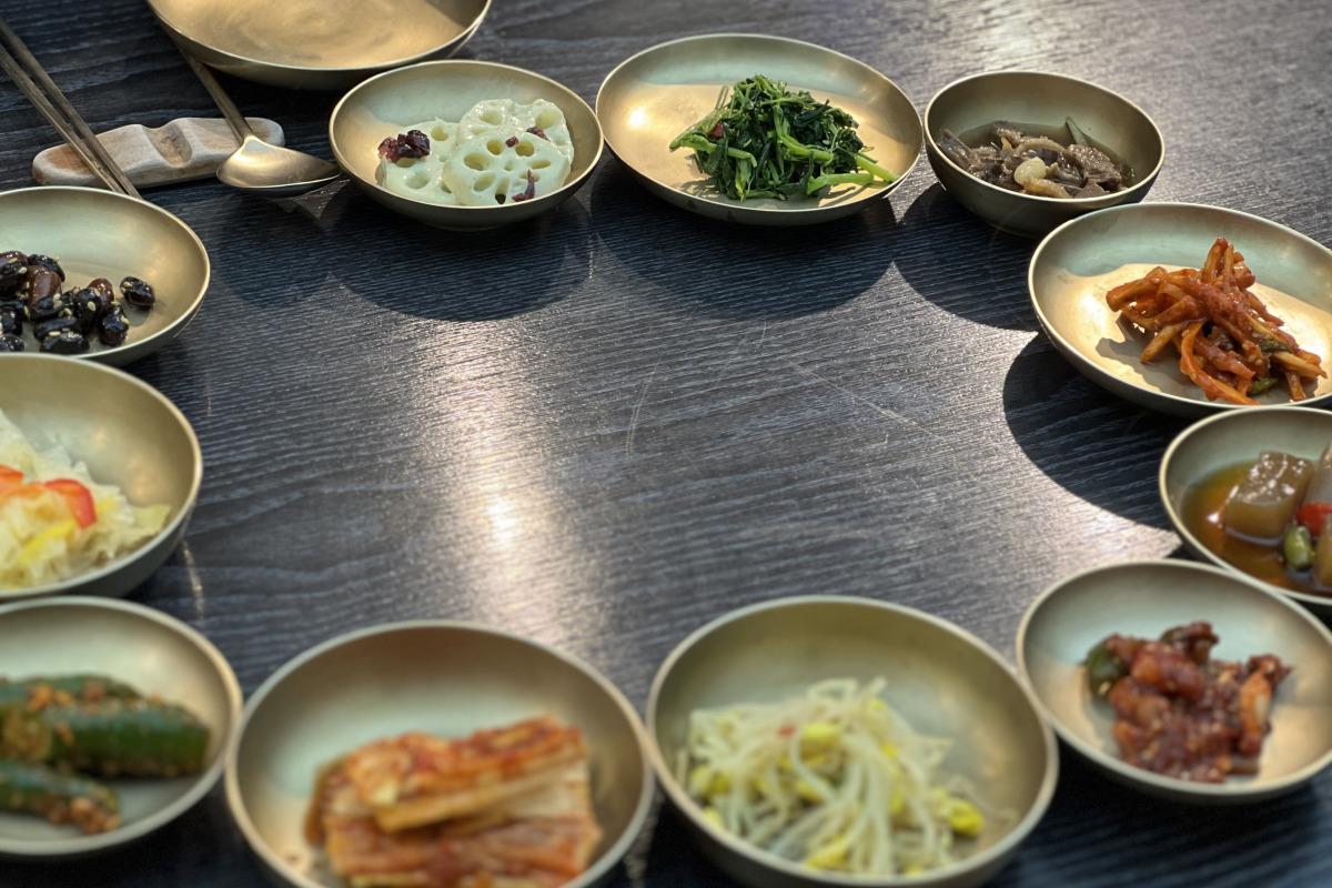 Một bàn đầy ắp món ăn kèm tại nhà hàng Keunkiwajip ở Seoul, nổi tiếng với món cua ngâm xì dầu.