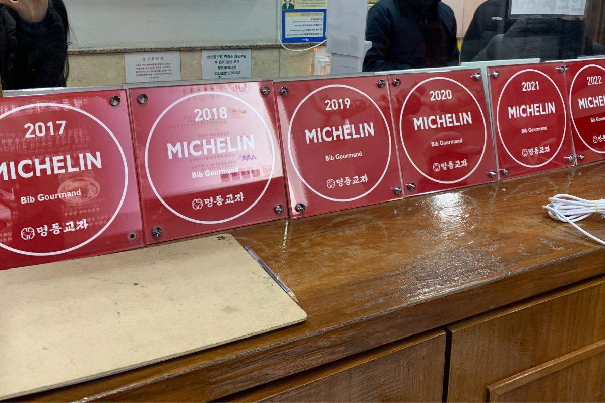 Bảng chứng nhận Michelin, chứng minh mức độ nổi tiếng của Myeongdong Kyoja với món mì kalguksu.