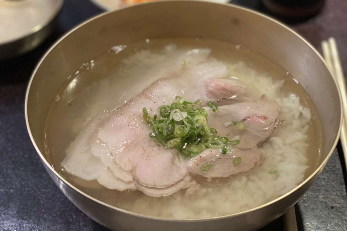 Bữa ăn hoàn chỉnh với súp cơm thịt heo tại Okdongsik ở Seoul.