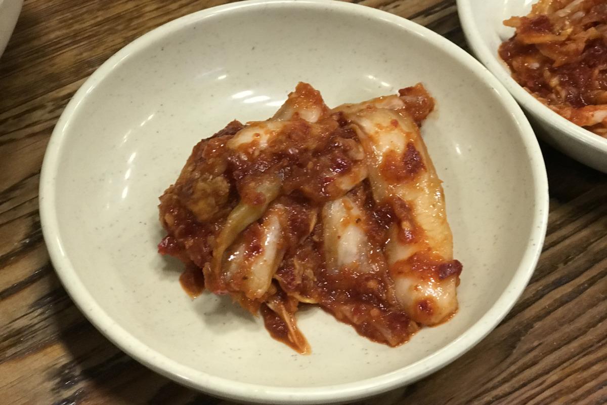 Kimchi tươi ngon tại Myeongdong Kyoja, nổi tiếng với món mì kalguksu.