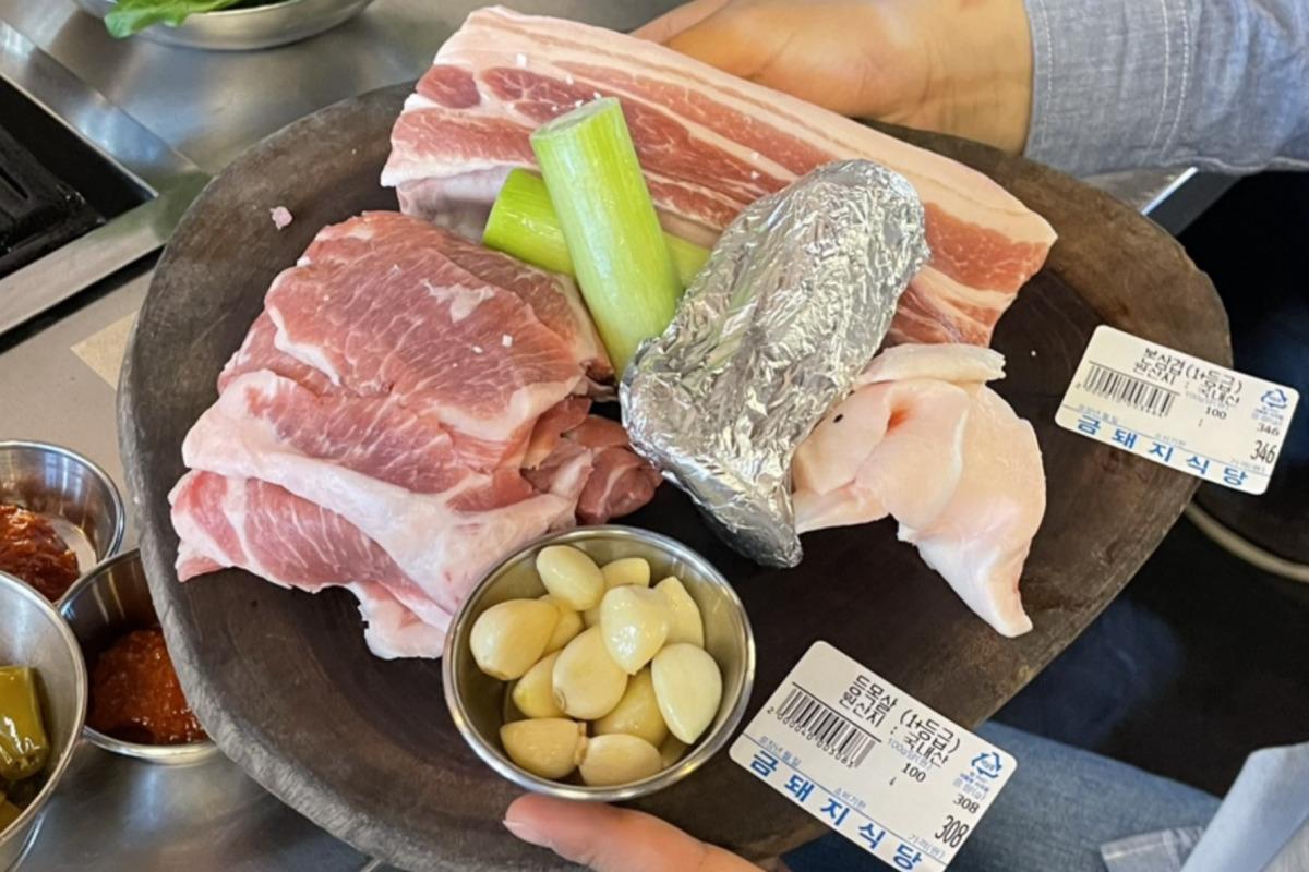 Món thịt ba chỉ nướng tại Geumdwaeji Sikdang, nhà hàng nổi tiếng của BTS.