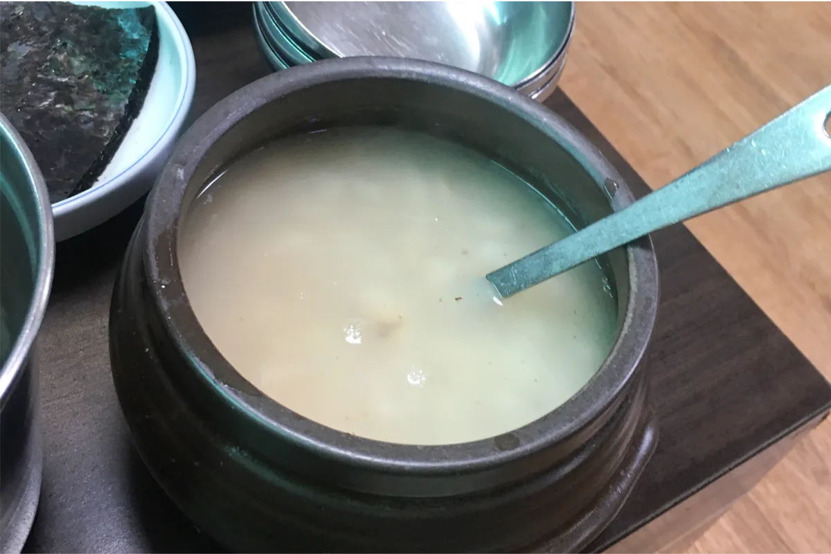 Nurungji bổ dưỡng tại Jinmi Sikdang, nhà hàng nổi tiếng với món cua ngâm.