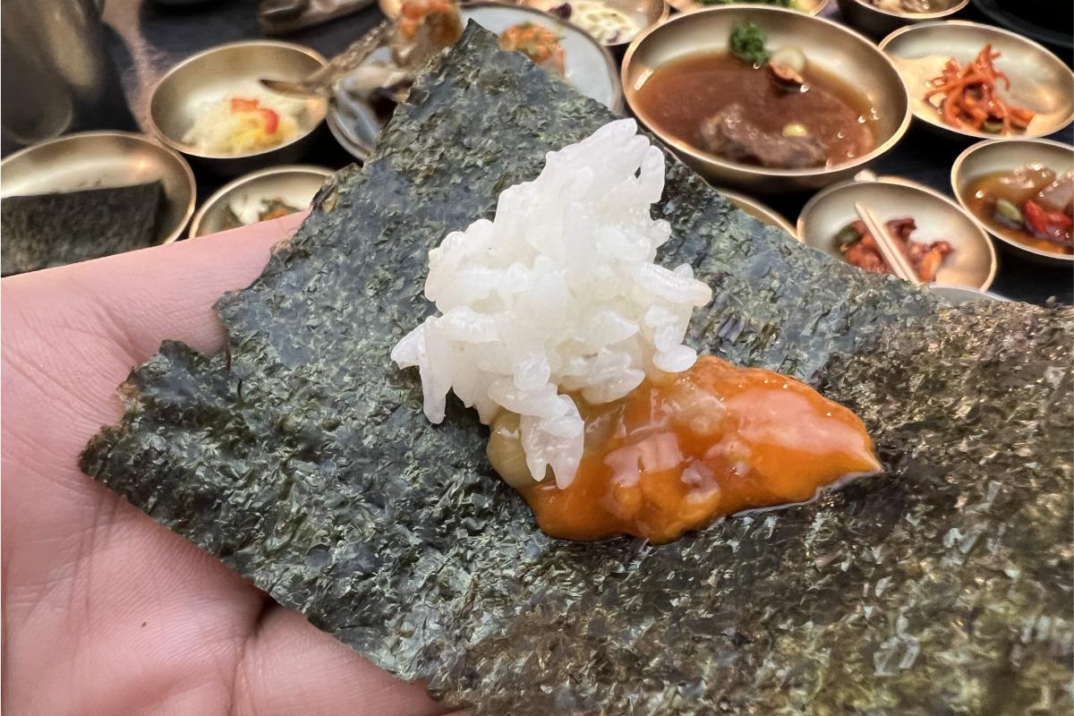 Rong biển và cơm cuộn với cua ngâm tại nhà hàng Keunkiwajip ở Seoul.