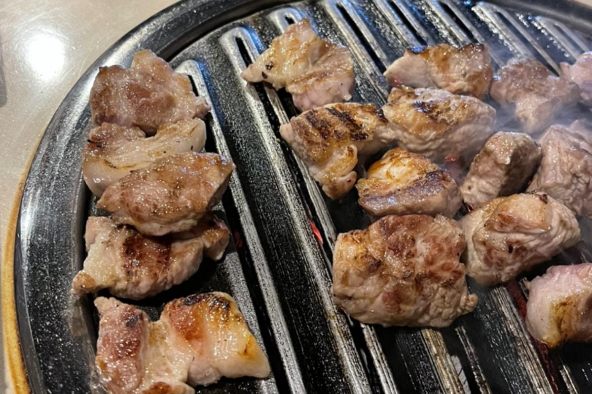 Một miếng thịt cổ lợn cùng cơm tại nhà hàng Ggupdang ở Seoul.