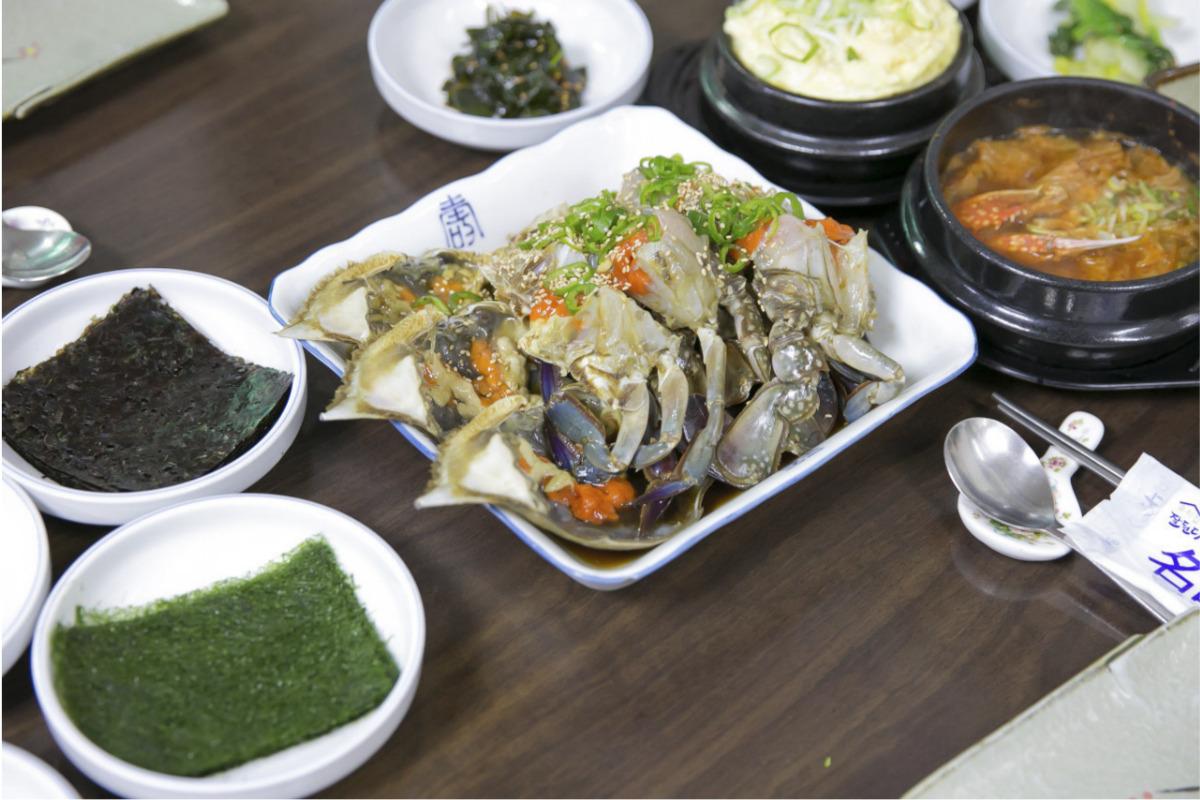 Một bữa ăn đầy đặn tại Jinmi Sikdang với cua ngâm và các món ăn kèm.