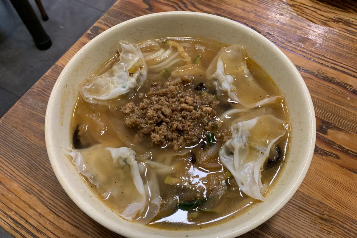 Món mì kalguksu thơm ngon tại nhà hàng Myeongdong Kyoja ở Seoul.