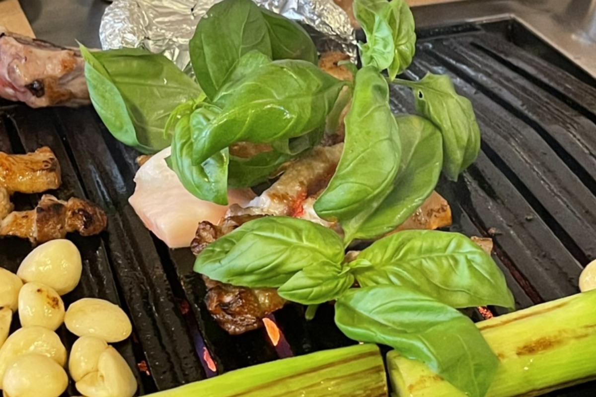 Quá trình nướng thịt ba chỉ tại Geumdwaeji Sikdang, một địa điểm nổi tiếng ở Seoul.