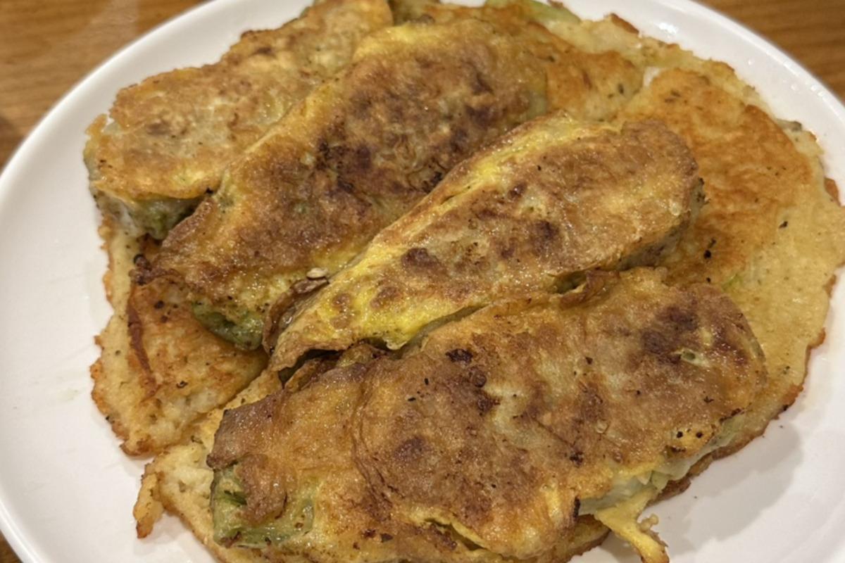 Món bánh kếp ớt cay tại Mandujip, hoàn hảo để ăn kèm với súp bánh bao.