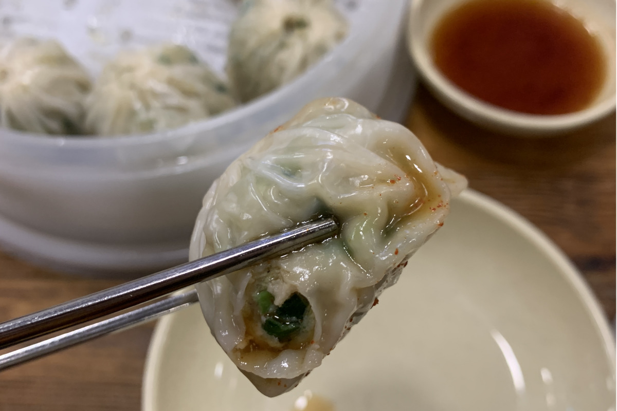Bánh mandu tươi mới được chế biến tại Myeongdong Kyoja ở Seoul.