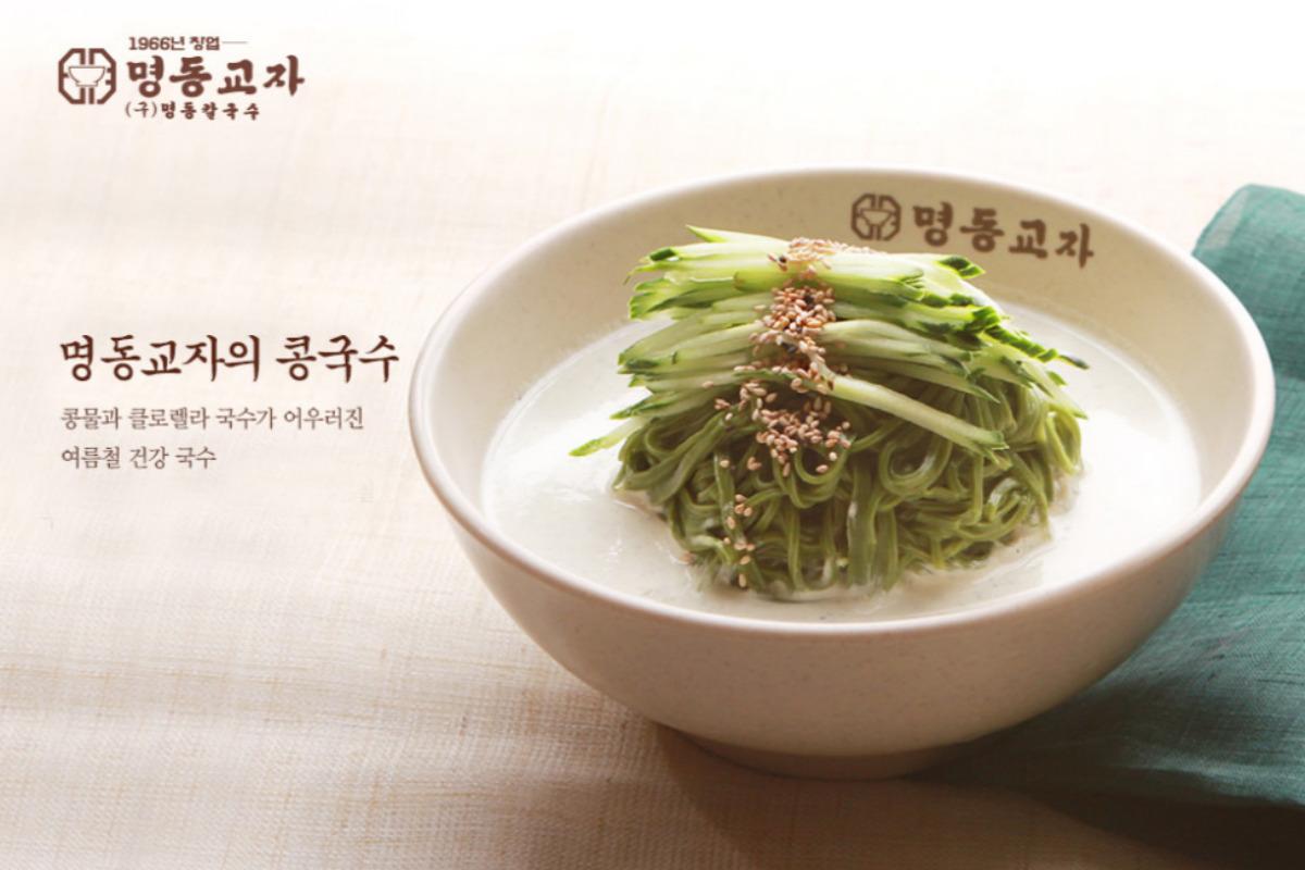 Mì đậu nành lạnh, một món đặc sản mùa hè tại Myeongdong Kyoja.