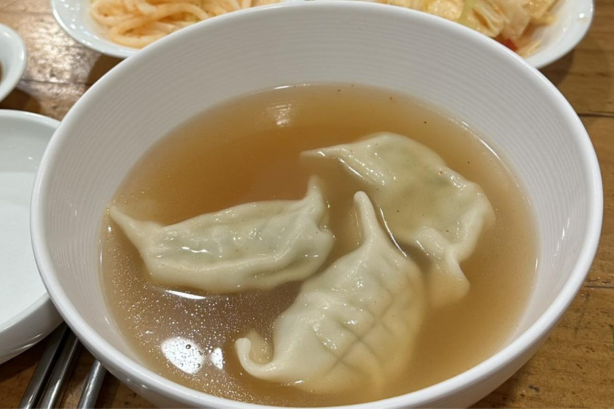 Súp bánh bao mặn mà tại nhà hàng Mandujip nổi tiếng ở Seoul.