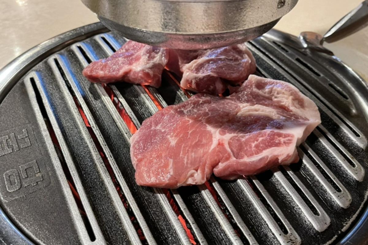 Món cổ lợn tươi ngon chế biến tại nhà hàng Ggupdang, Seoul.