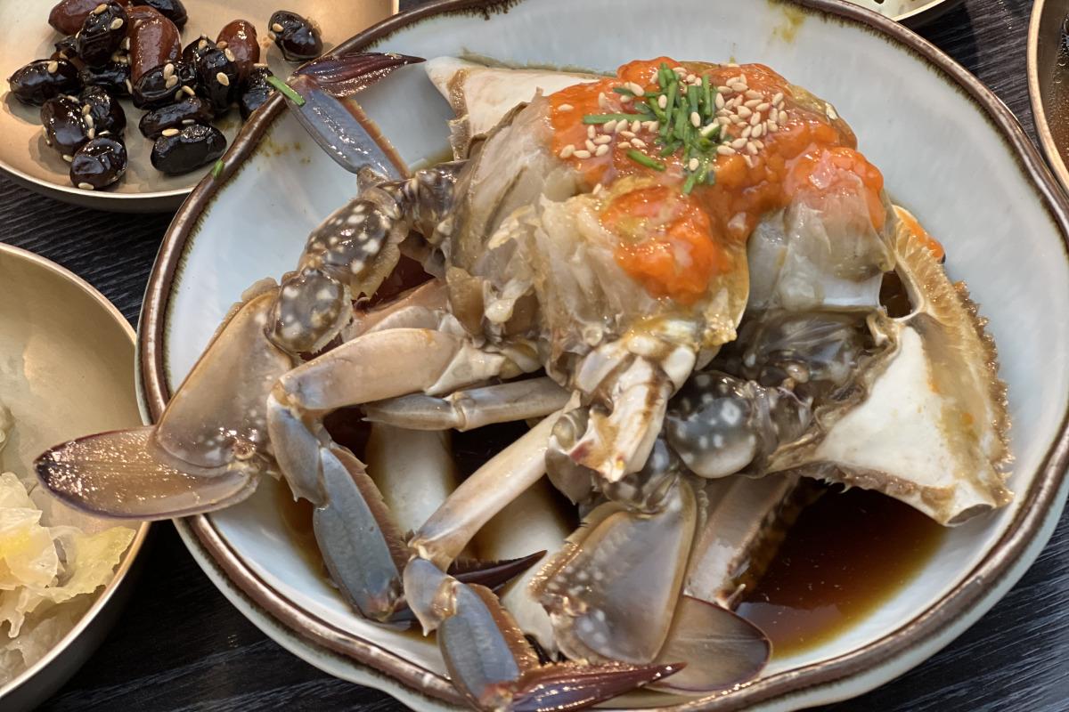 Món cua ngâm xì dầu đặc trưng tại nhà hàng Keunkiwajip ở Seoul.