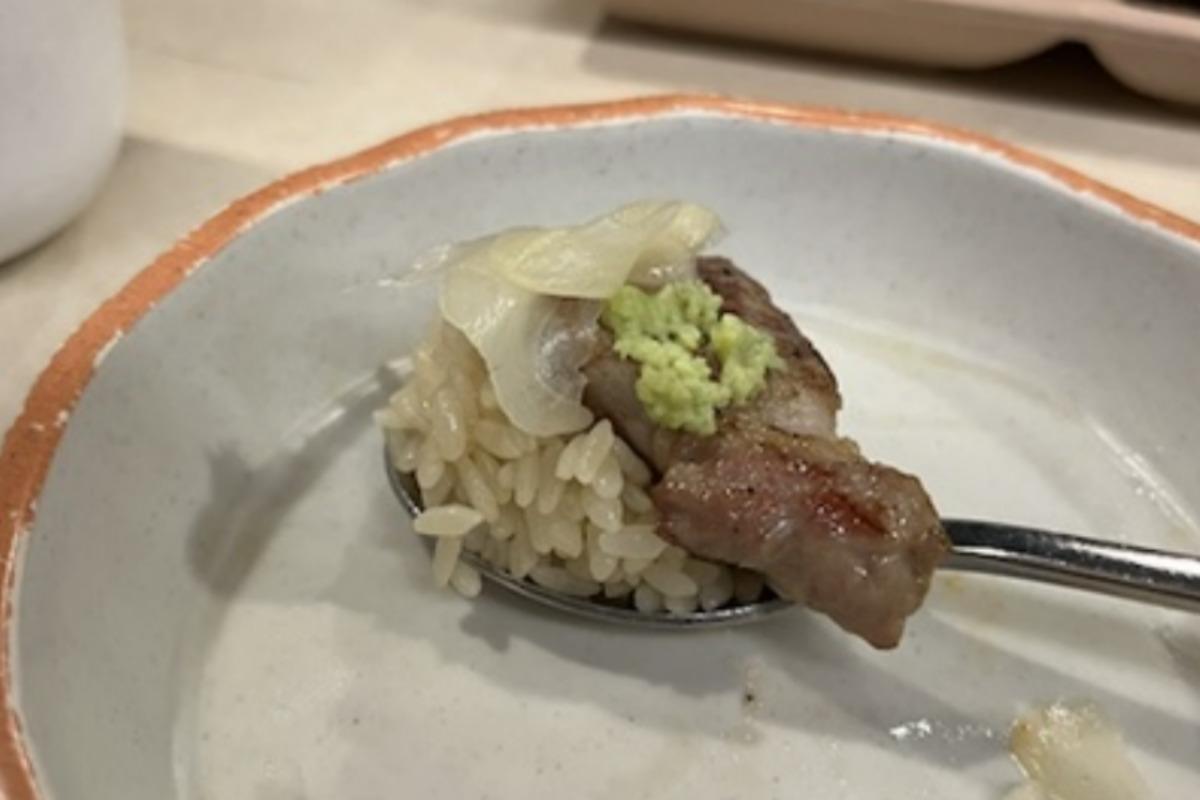 Món cơm trắng thơm ngon tại nhà hàng Ggupdang, nổi tiếng với các món thịt.