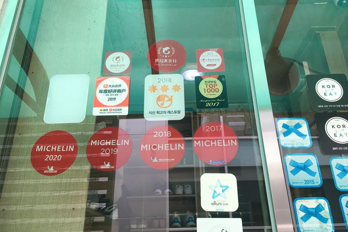 Biển hiệu Michelin tại nhà hàng Jinmi Sikdang, nổi tiếng với món cua ngâm.