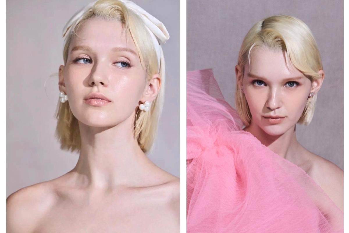 摄影棚内现代女性黑白肖像，坐在桌前手持甜点，经典优雅风格