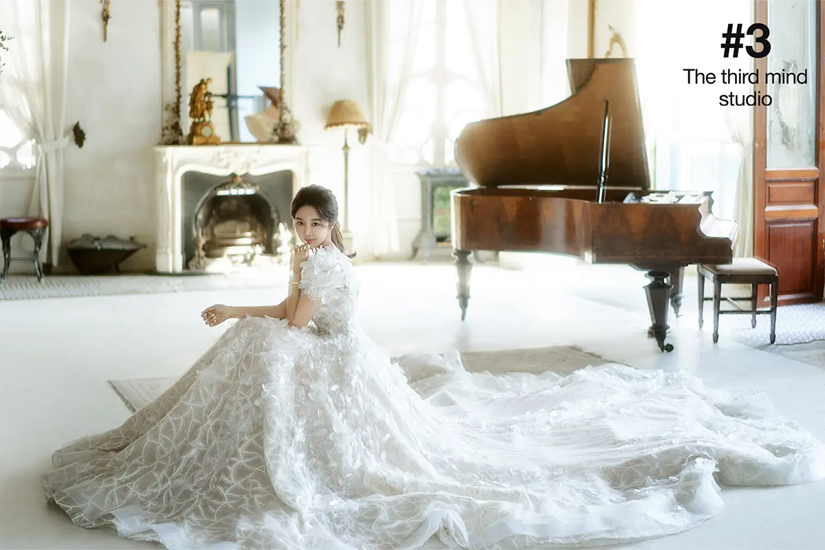 室内婚纱摄影，白色钢琴后的新娘，典雅的装饰背景，大理石壁炉