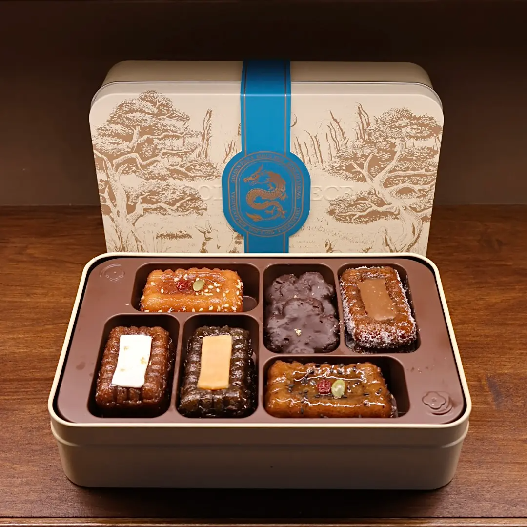 골든피스에서 제공하는 고급스러운 디자인의 전통 약과 세트. 선물용으로 인기 있는 K-푸드.