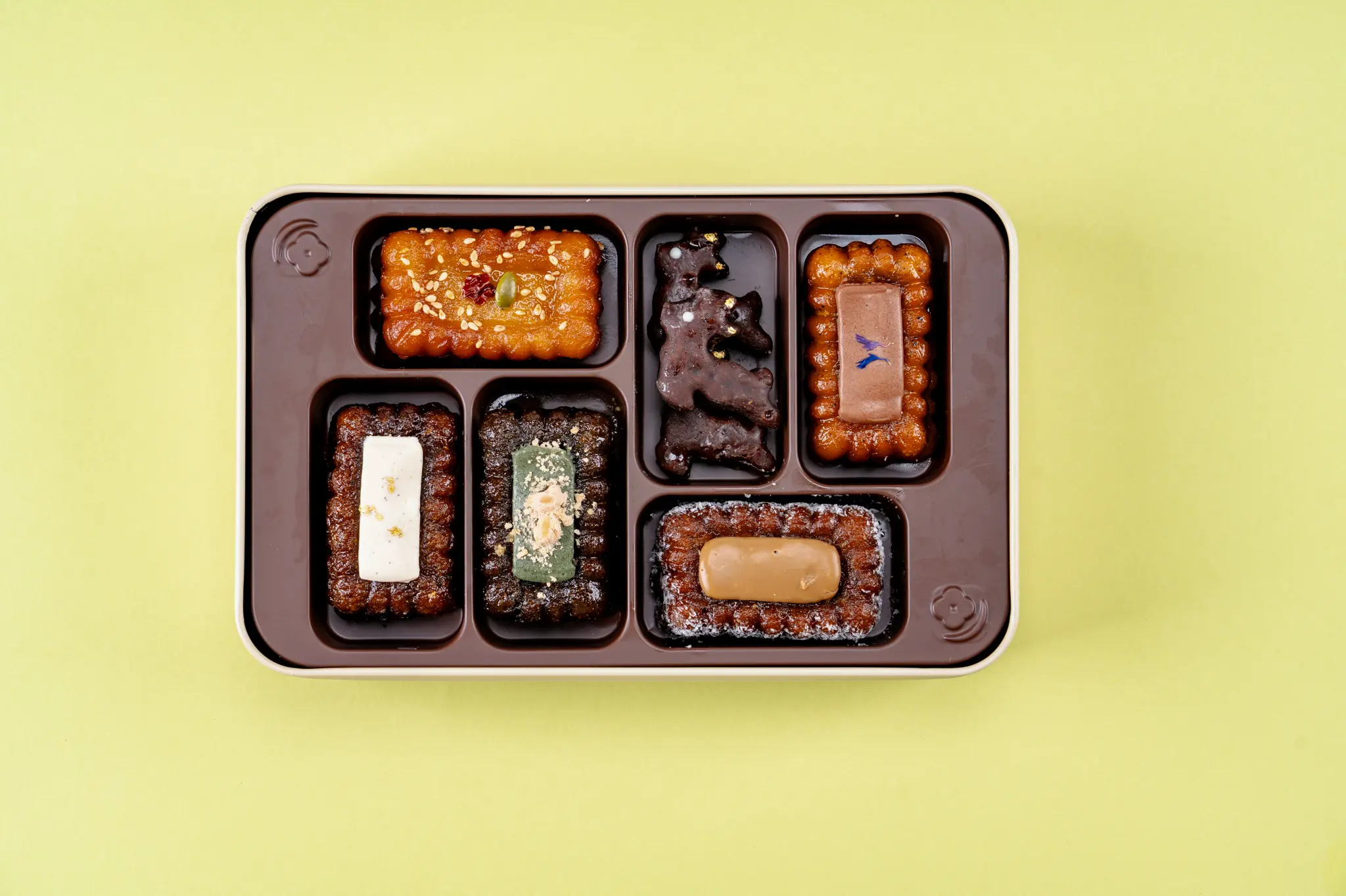 골든피스의 다양한 색상의 화려한 약과 세트, 한국 전통 떡의 현대적인 재해석이 돋보입니다.