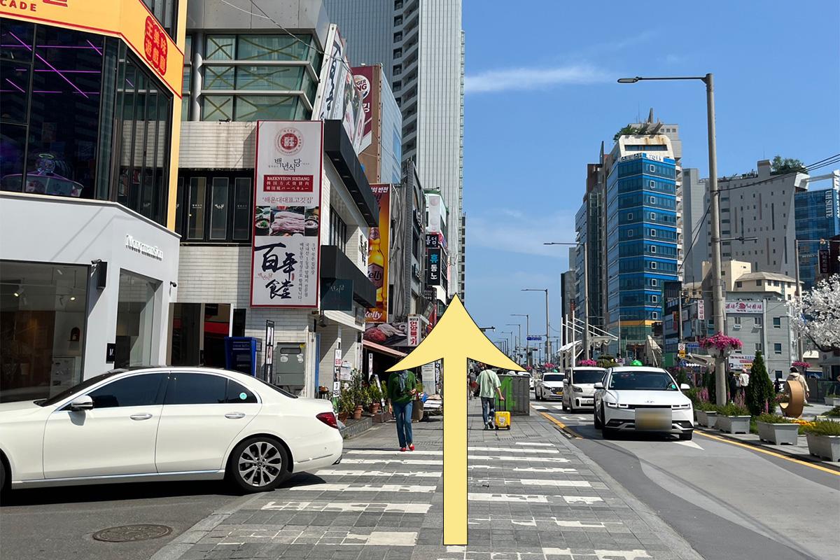 Direct road from Haeundae Station to Money Box branch showing signage for landmarks and restaurants.