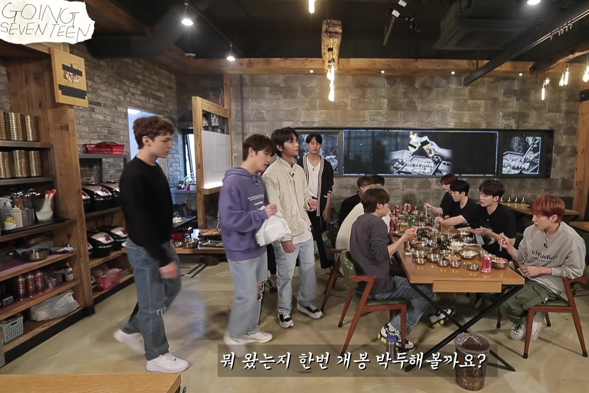 《GOING SEVENTEEN》節目中場景，成員們正在用餐