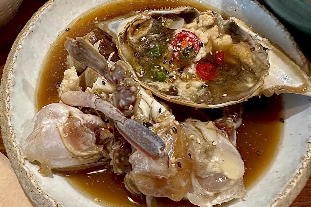 Fotografía de la sopa de cangrejo ganjang-gejang con aderezo picante en Sooragan, Hongdae.