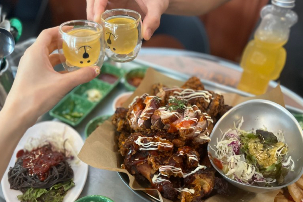 Foto de soju de yogur, una bebida única en Yeonnam Jokbal, presentada en vasos decorativos.