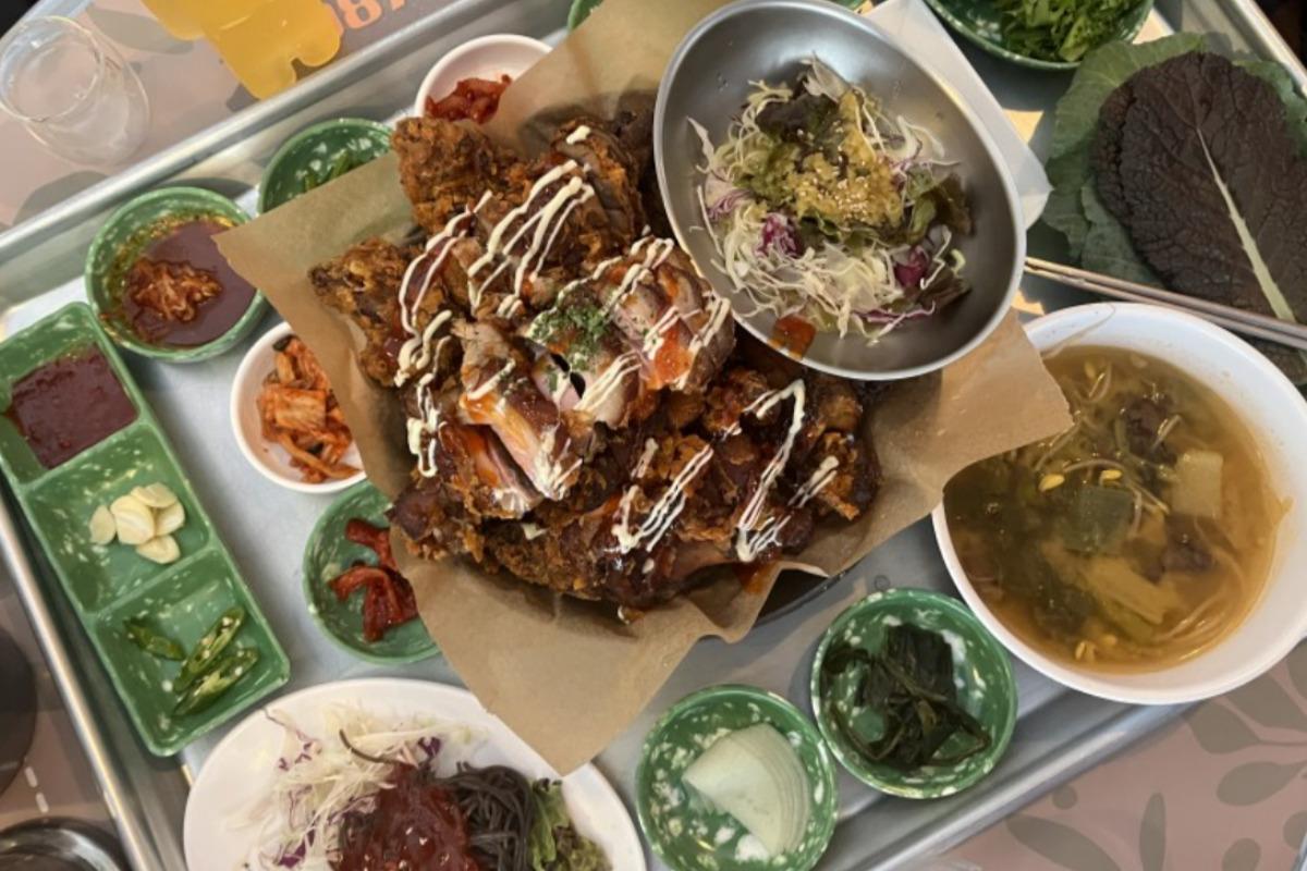 Imagen de la mesa servida con Jokbal frito y varios acompañamientos en Yeonnam Jokbal, famoso por visitas de celebridades.