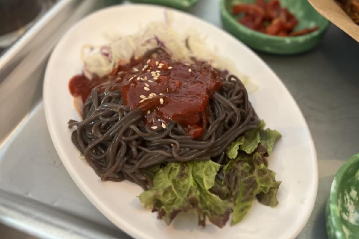 Imagen del edificio de barbacoa coreana Dadokine en Hapjeong, Hongdae, famoso por su barbacoa con carbón.