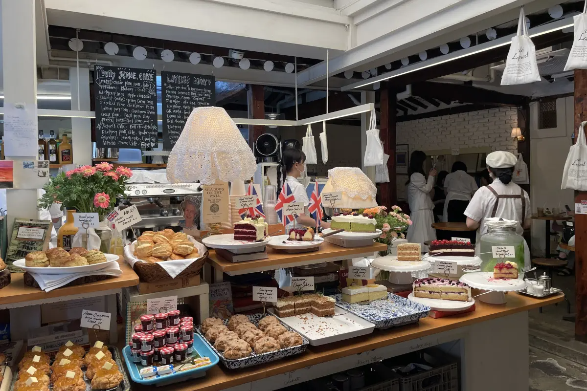 bên trong Cafe Layered, Anguk