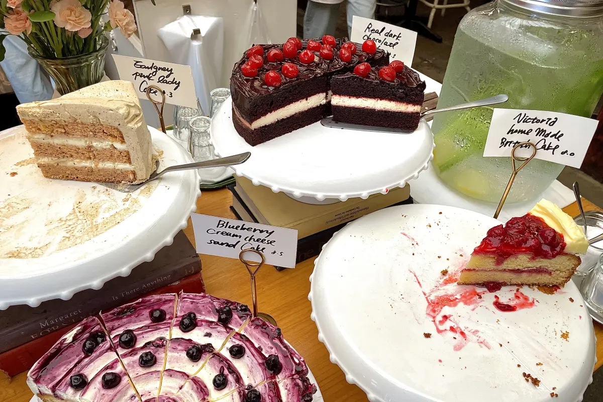 カフェレイヤードに置かれた食事を前にする女性。」