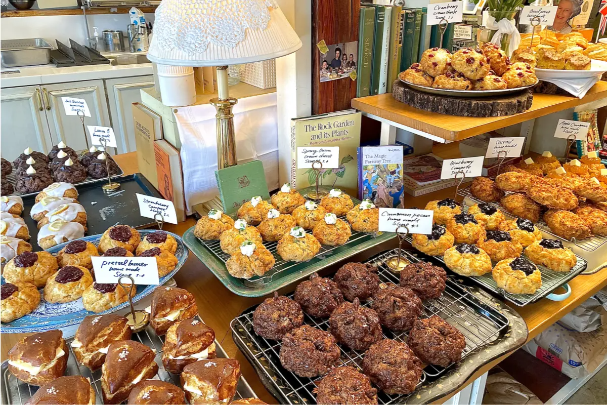 カフェレイヤードの店内に並べられた様々な種類のケーキとコーヒー。