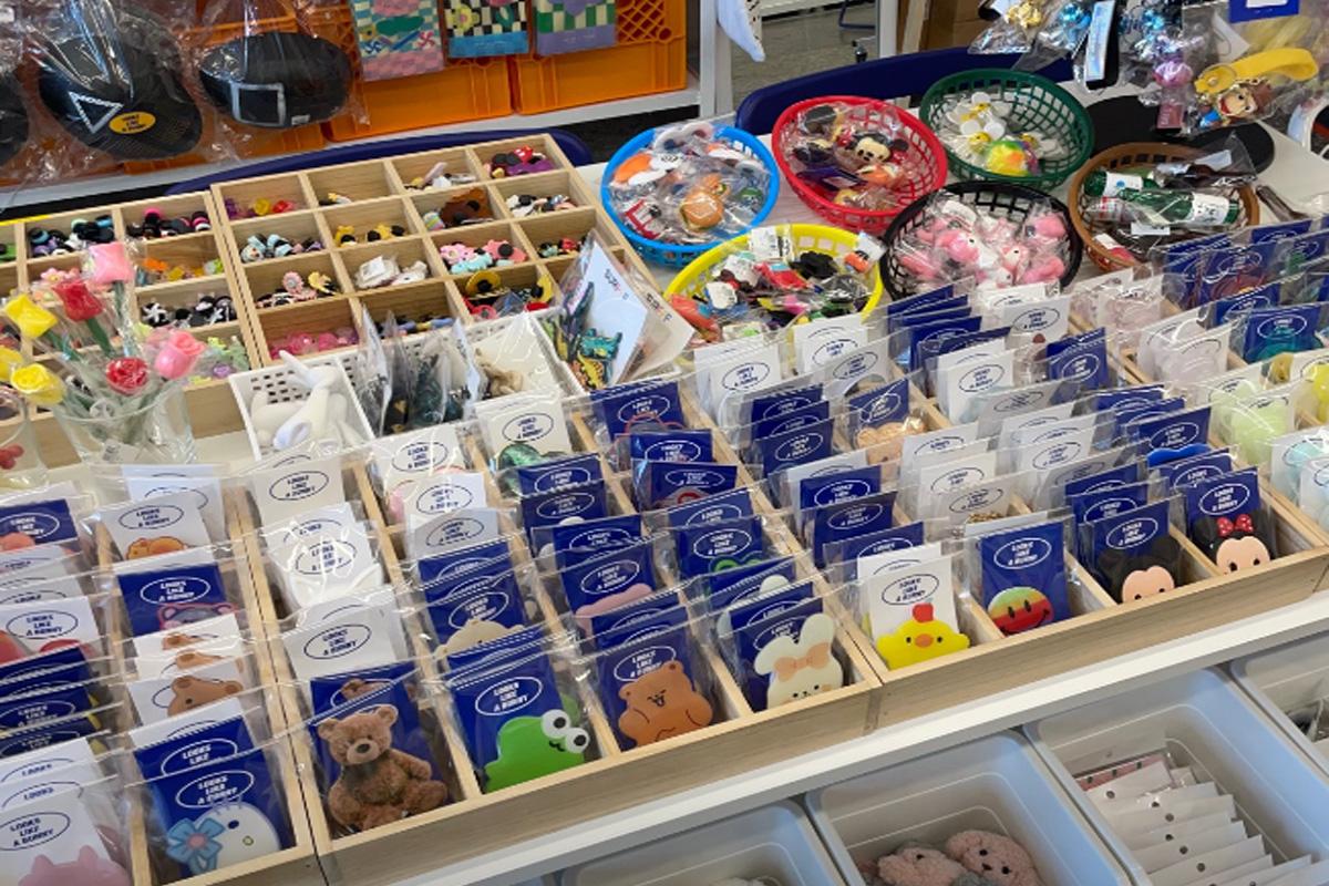 LOOK LIKE A BUNNY的可爱杂货展示，包括各种色彩鲜艳的配饰和植物。