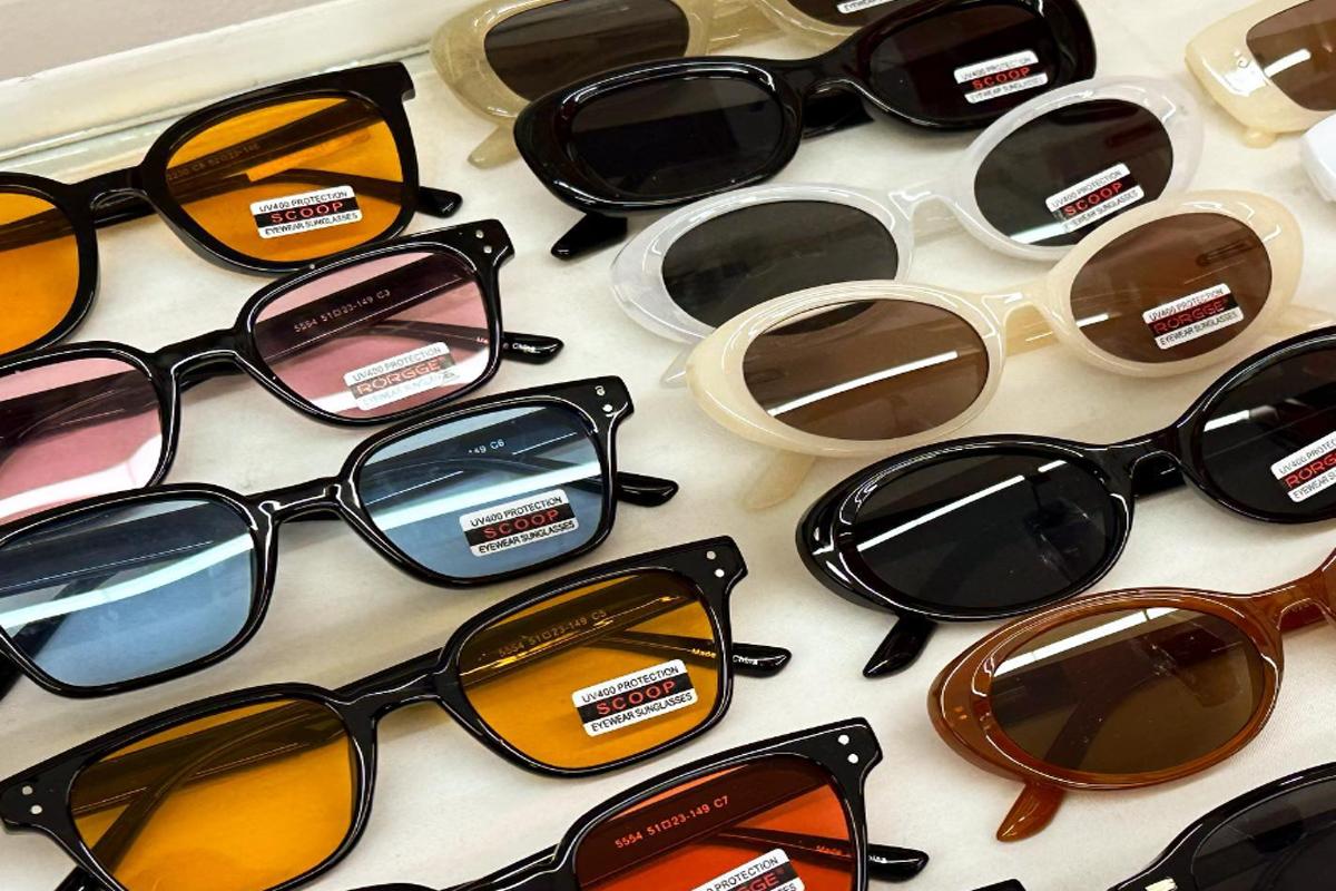 LOOK LIKE A BUNNY的店内海报，展现兔子主题的趣味时尚设计。