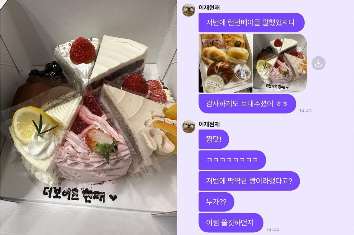 カフェペッパーの多彩なグルテンフリーケーキが美しく並んでいる。イチゴ、レモン、クリームチーズトッピングのケーキスライスが箱に整然と配置されており、『THE BOYZ』のファンが大喜びの手書きメッセージも添えられている。