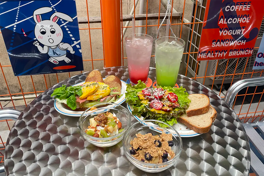 Kokku.C的精心擺設沙拉，搭配新鮮食材與特調醬料，提供美味低卡選擇。