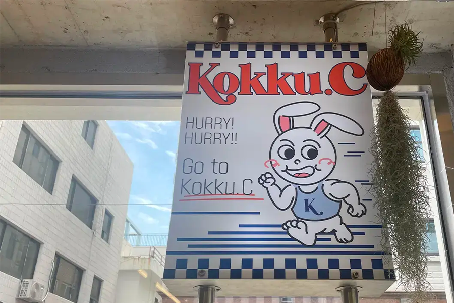 Kokku.C 店內拍攝，顯示窗邊舒適用餐區，居家般佈置如美式咖啡館。