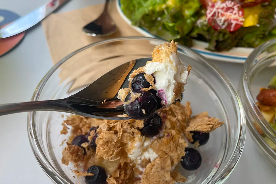 Kokku.C客製化特調優格，顯示香蕉切片、藍莓及健康麥片，注重營養平衡。