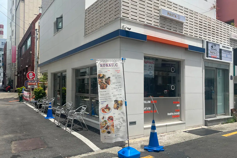 釜山健康飲食餐廳Kokku.C的入口，採美式風格設計，適合作為網紅拍照打卡背景。
