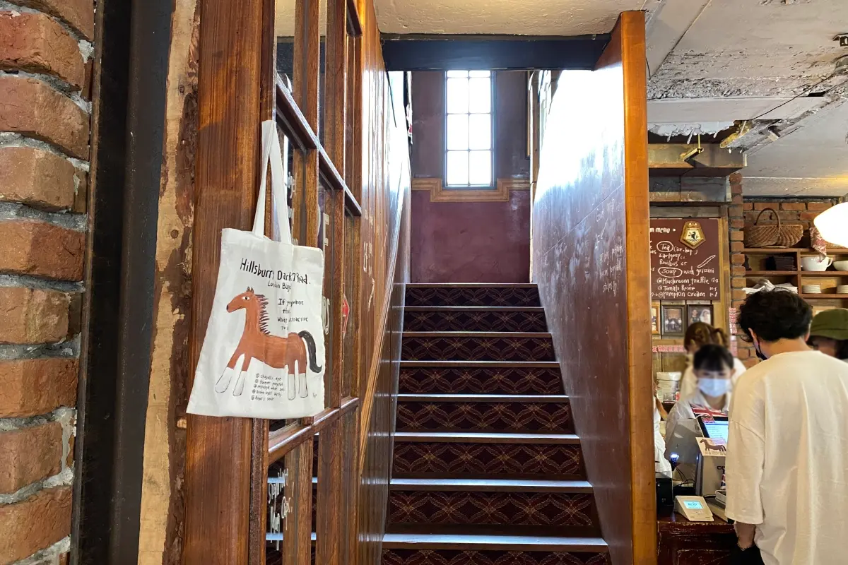 香港棕色磚牆和樓梯的復古風格室內設計