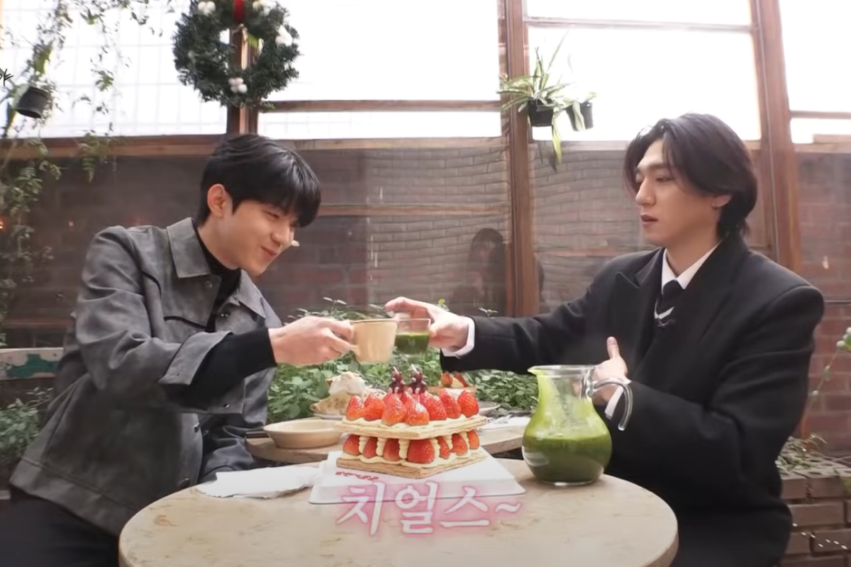 香港明星在室外咖啡店庭院用餐，桌上飾有草莓蛋糕和綠色飲料。